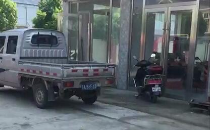 展厅门口，二次构造柱泵准备装车ing